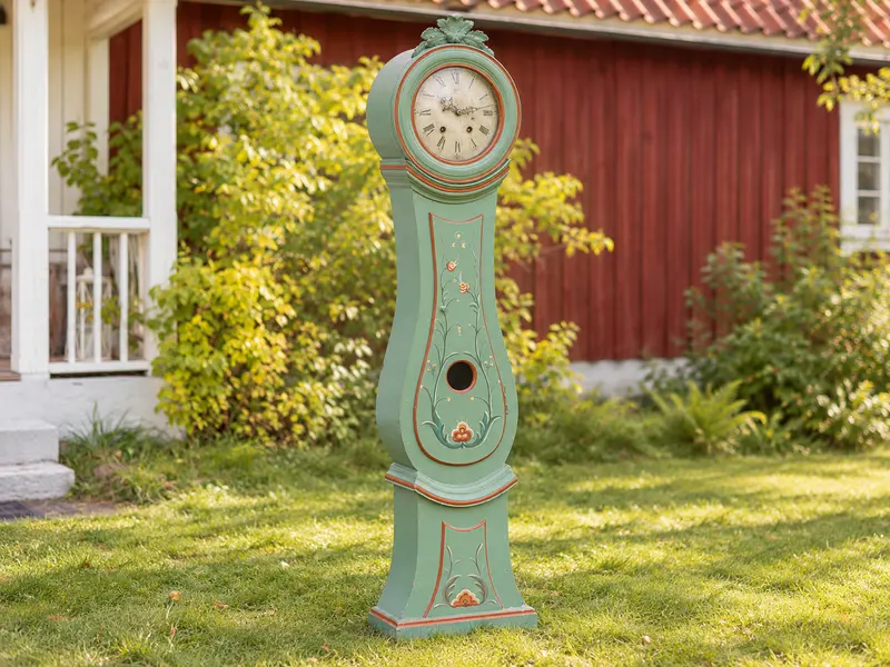 Standuhr vor einem Haus